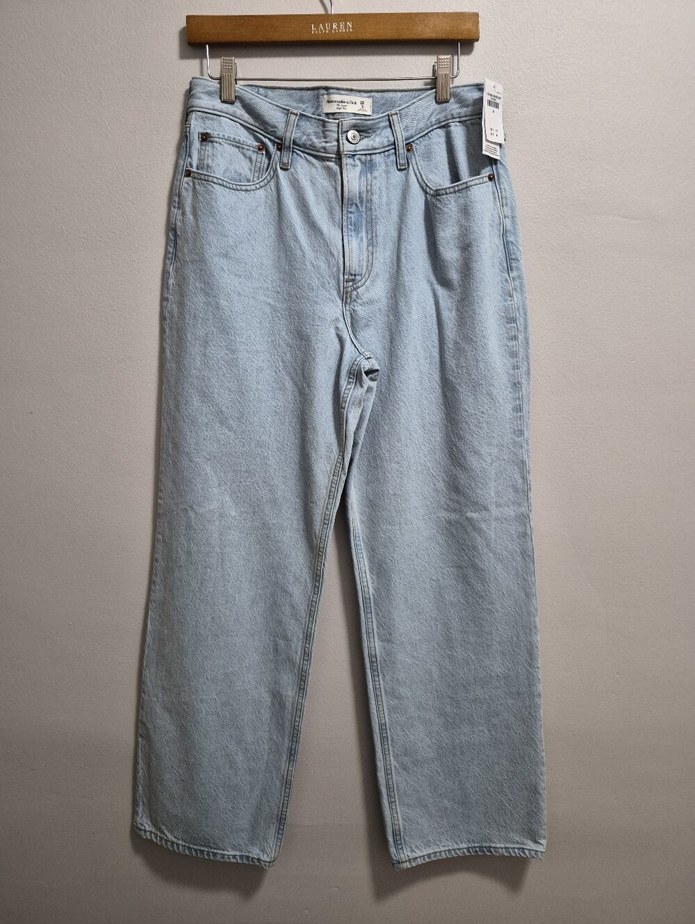 Abercrombie & Fitch NWT The Loose High Rise Light Wash Jeans Size 28 / 6
